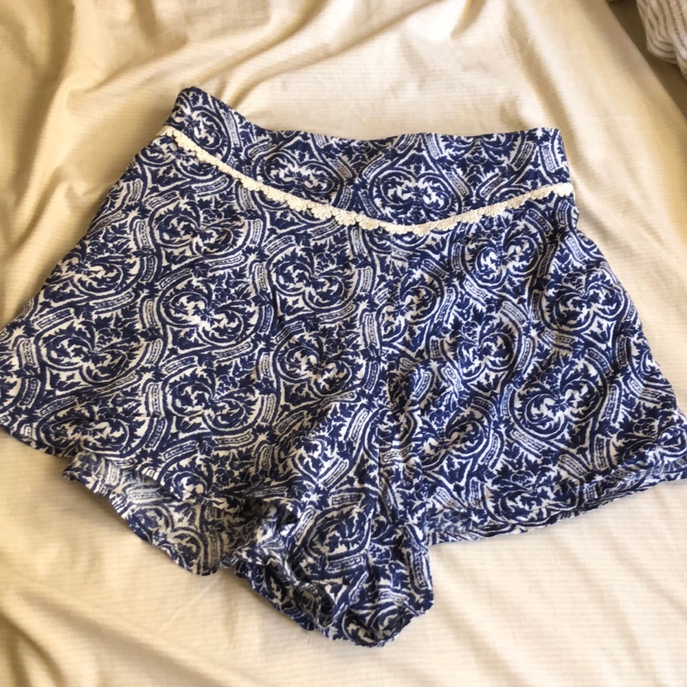 Flowy patterned high waisted shorts